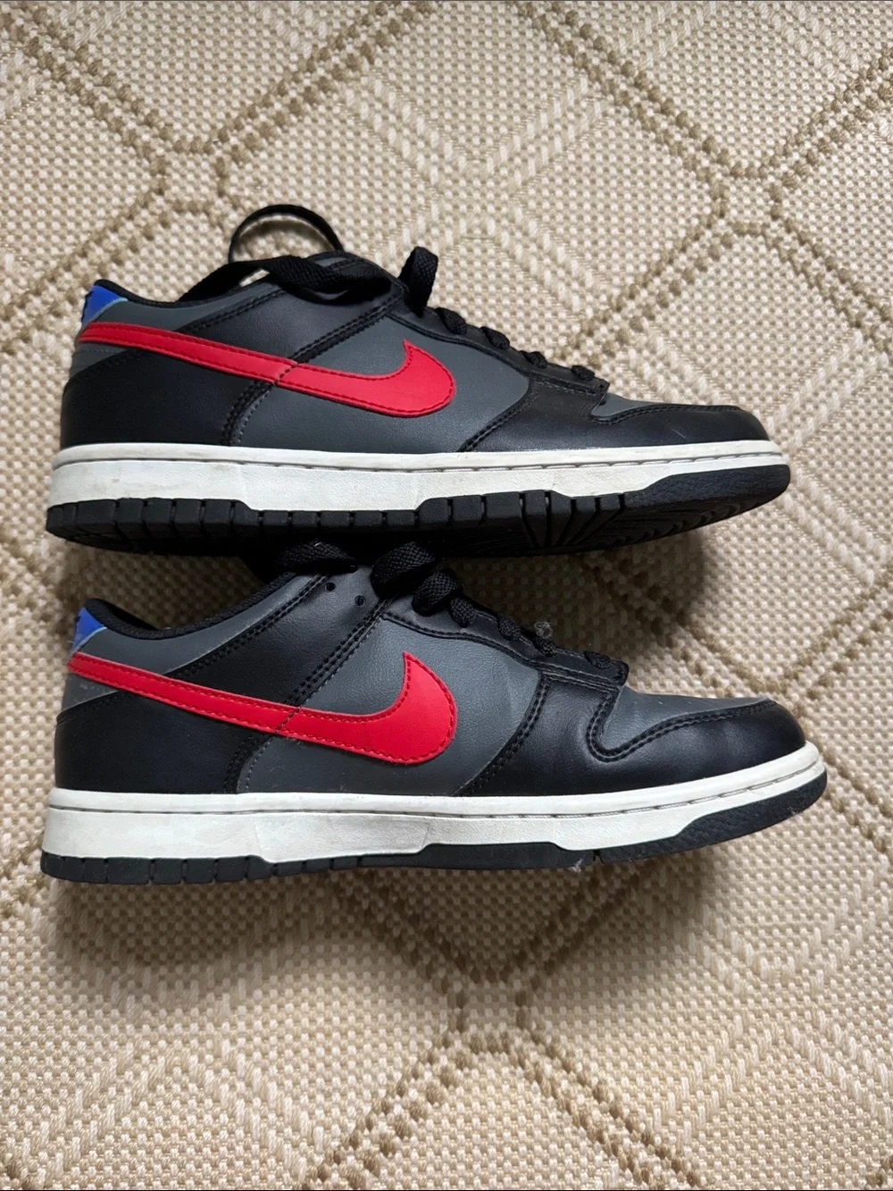 Nike Boy’s Black and Red Sneakers, size 7, GUC